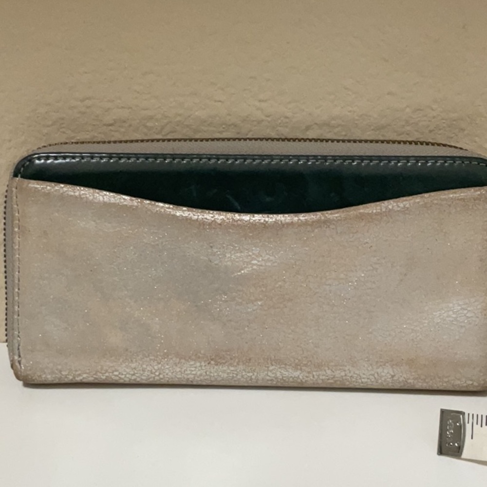 Hobo Max Large Zip Around gold/tan with green accent colors - Picture 4 of 6
